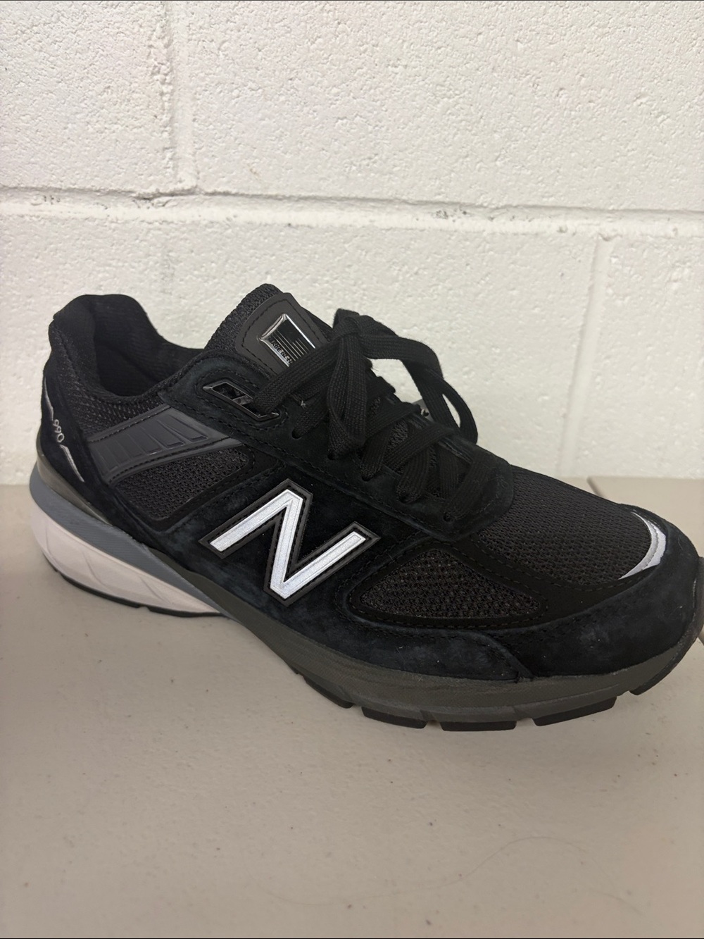 New Balance women's Sz 8, 2A width Black and Silver Athletic Sneaker